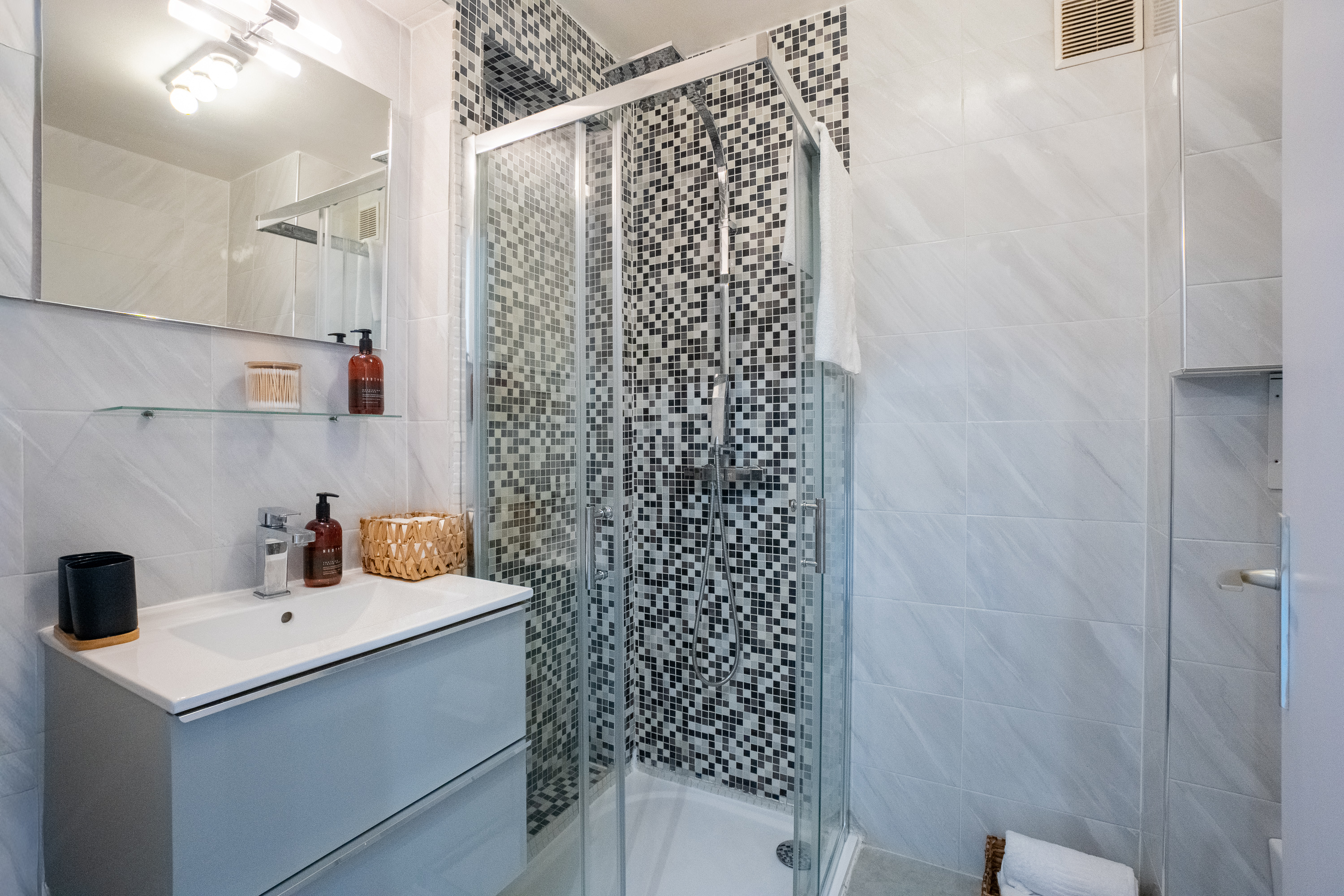 Salle de bain mosaïque bleue - Studio location Riviera