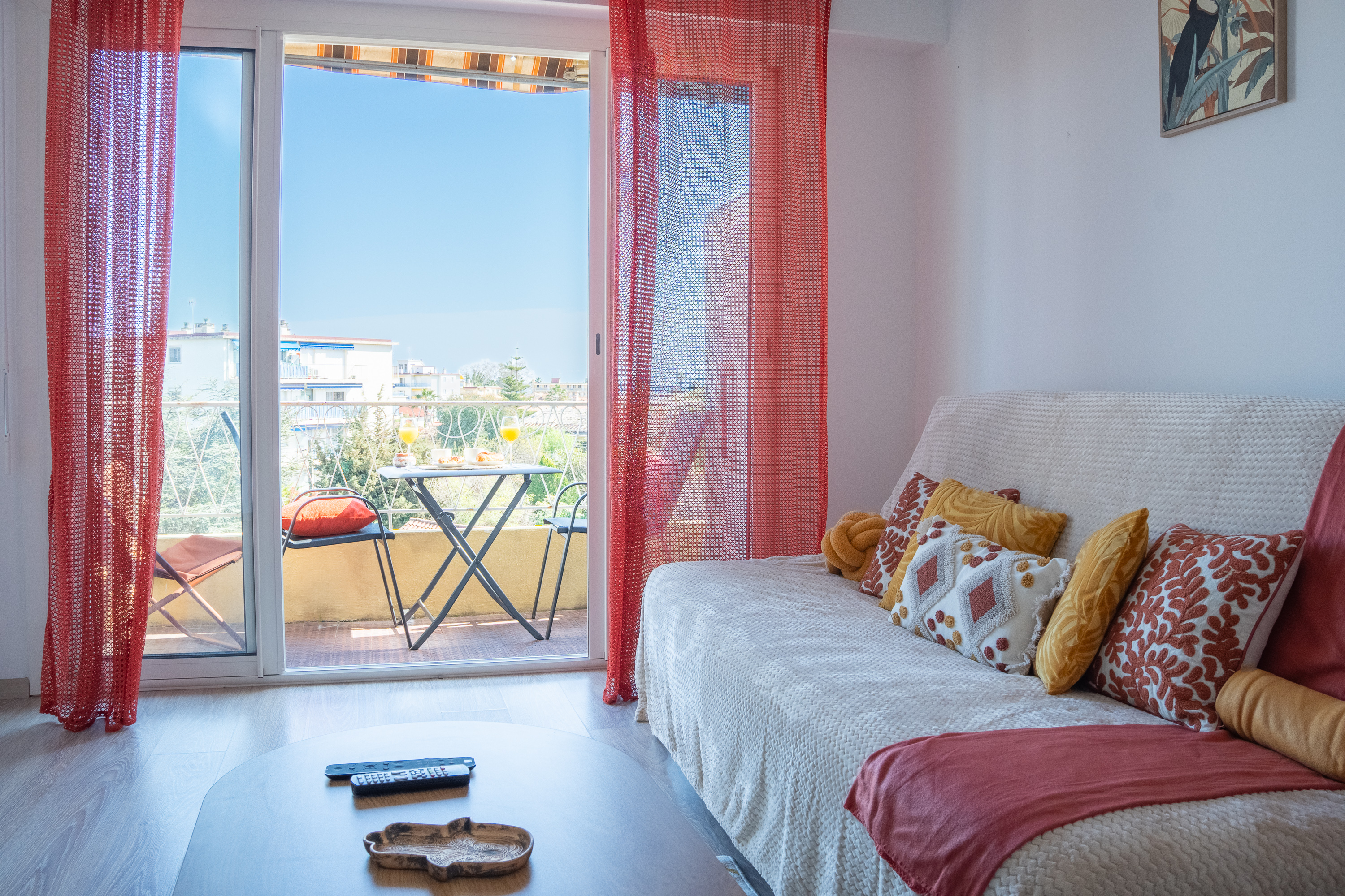 Canapé-lit coussins colorés - Studio Villeneuve-Loubet